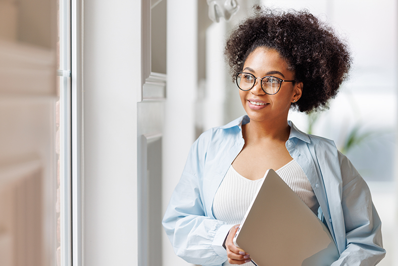 Business Frau Fenster Laechelnd Blau | ANG