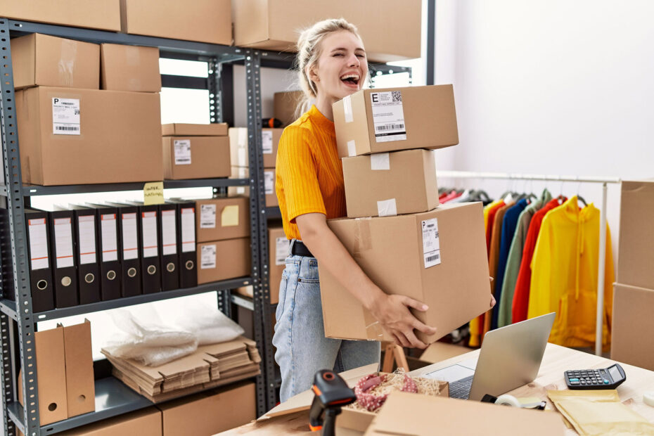 ANG | Frau Startup mit Kartons lachend