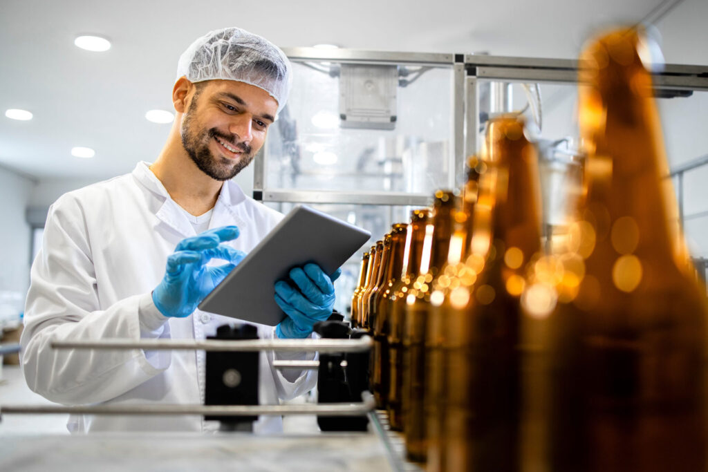 Getraenke Produktion Mann mit Tablet | ANG
