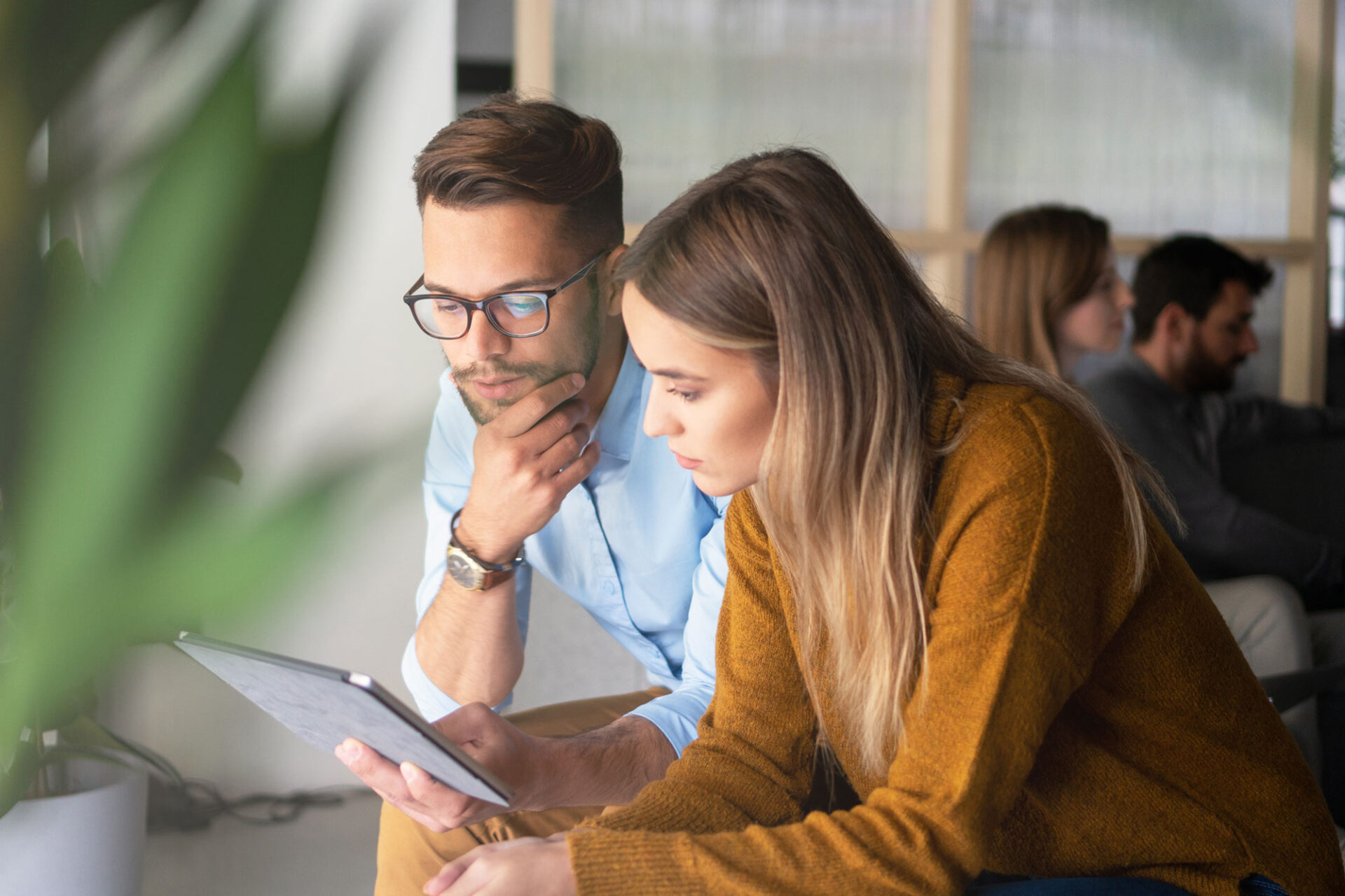 Menschen nachdenklich Tablet Business ANG | ANG
