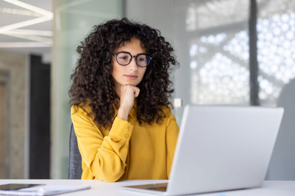 „Digitale Rechnungsfreigabe mit SAP Business One – Effizienz am Arbeitsplatz Geschäftsfrau prüft digitale Rechnung mit SAP Business One auf Laptop